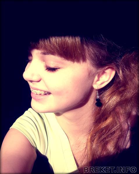 хех, с брекетульками :* на авке стоит вк)) 