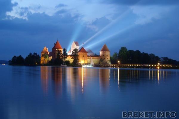 lithuania-trakai-city-night-646x970.jpg